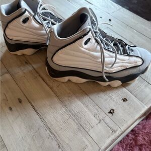 Air Jordan 13 Retro Low “Wolf Grey / White” Youth Size 5.5Y – Clean  407484-13